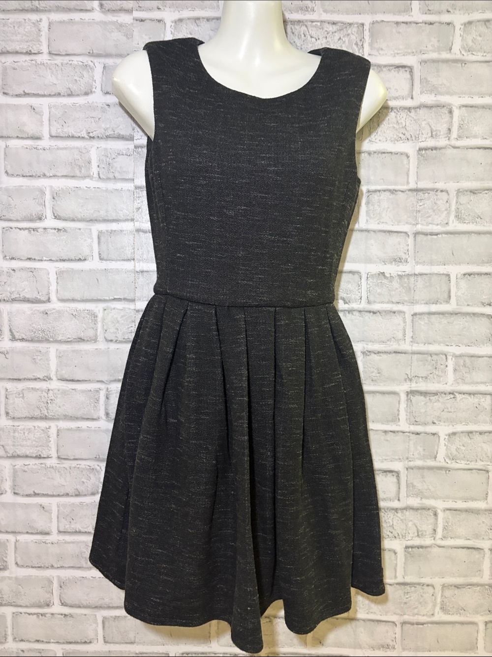 Talula pleaded fitted dress size 2 gray/black